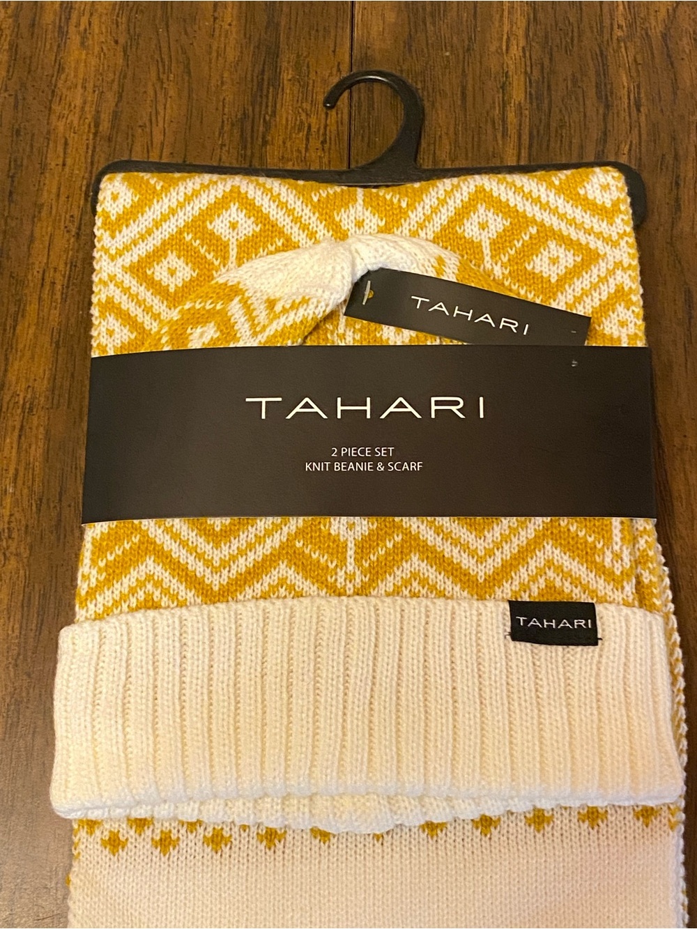 Tahari Women’s Gold & White Knit Beanie and Scarf Set ONE SIZE